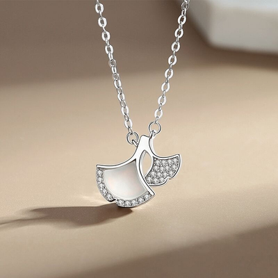 PIARA 银杏叶白贝锁骨链